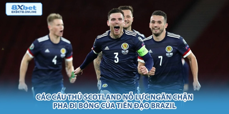 Các cầu thủ Scotland nỗ lực ngăn chặn pha đi bóng của tiền đạo Brazil.