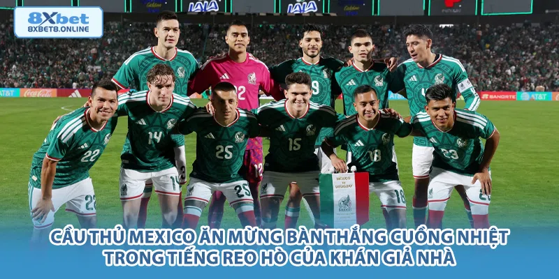 Cầu thủ Mexico ăn mừng bàn thắng cuồng nhiệt trong tiếng reo hò của khán giả nhà.