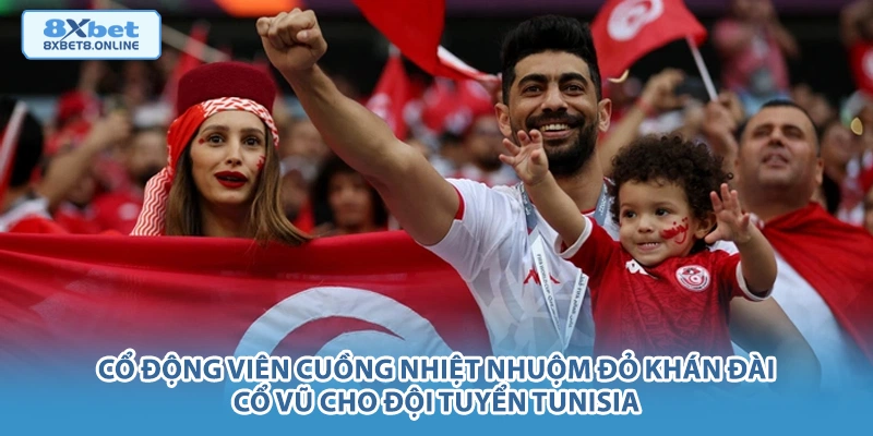 Cổ động viên cuồng nhiệt nhuộm đỏ khán đài cổ vũ cho đội tuyển Tunisia.