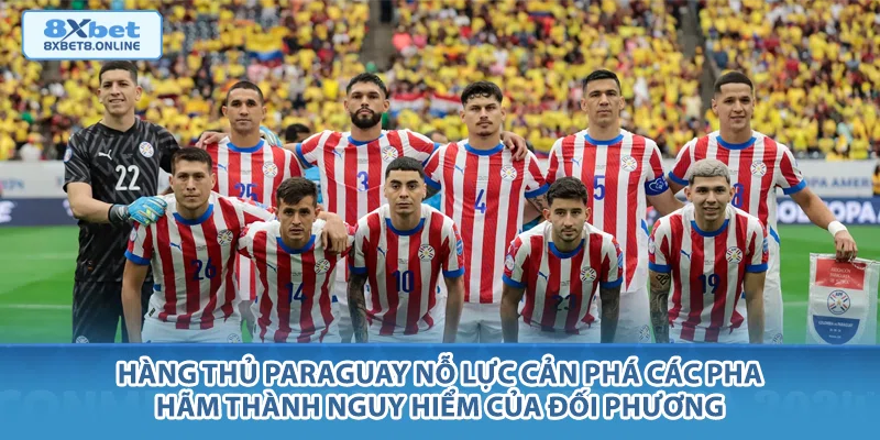 Hàng thủ Paraguay nỗ lực cản phá các pha hãm thành nguy hiểm của đối phương.