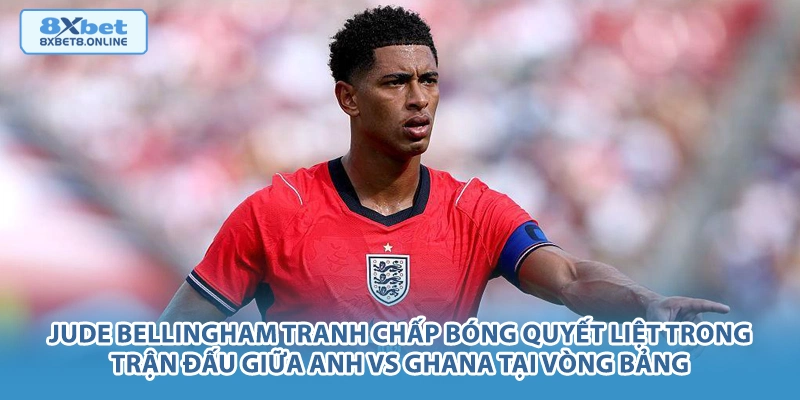 Jude Bellingham tranh chấp bóng quyết liệt trong trận đấu giữa Anh vs Ghana tại vòng bảng.