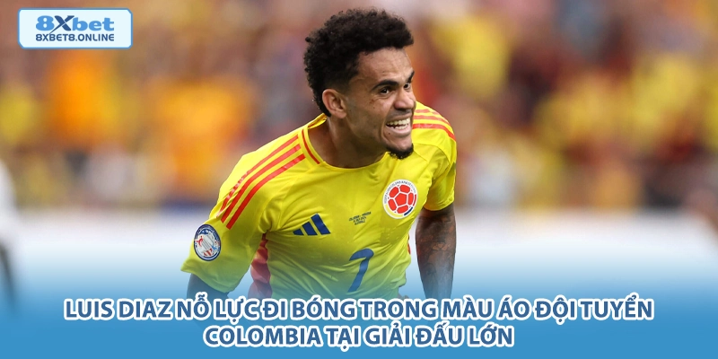 Luis Diaz nỗ lực đi bóng trong màu áo đội tuyển Colombia tại giải đấu lớn.