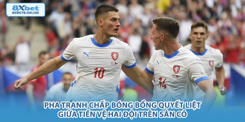 Pha tranh chấp bóng bổng quyết liệt giữa tiền vệ hai đội trên sân cỏ.
