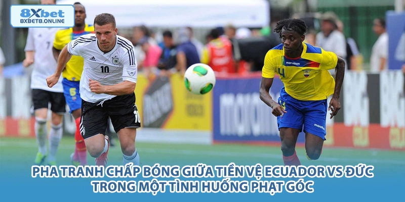 Pha tranh chấp bóng giữa tiền vệ Ecuador vs Đức trong một tình huống phạt góc.