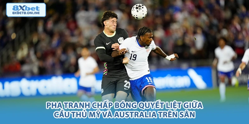 Pha tranh chấp bóng quyết liệt giữa cầu thủ Mỹ và Australia trên sân.