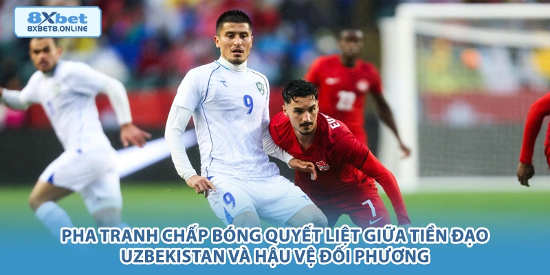 Pha tranh chấp bóng quyết liệt giữa tiền đạo Uzbekistan và hậu vệ đối phương.