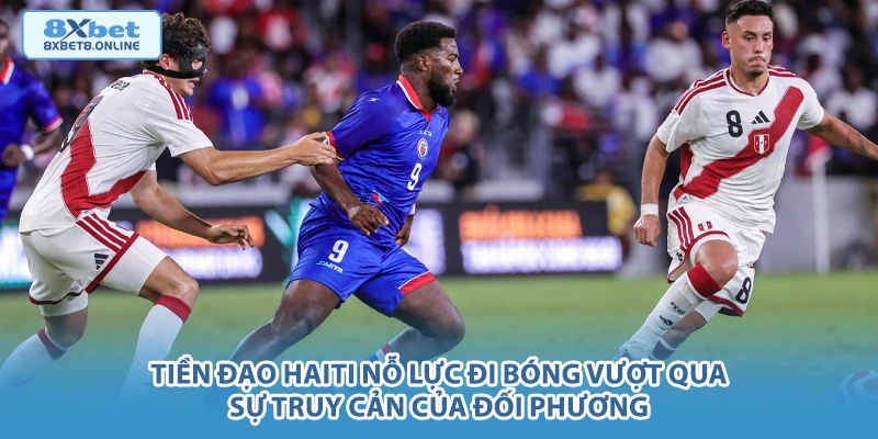 Tiền đạo Haiti nỗ lực đi bóng vượt qua sự truy cản của đối phương.