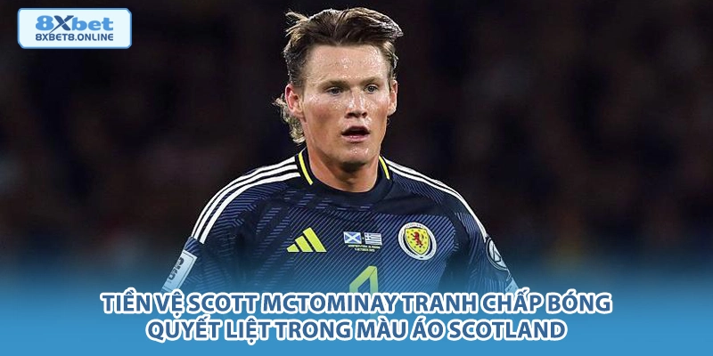 Tiền vệ Scott McTominay tranh chấp bóng quyết liệt trong màu áo Scotland.